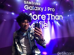Gaya Seleb Muda Menggenggam Duo Galaxy J Pro