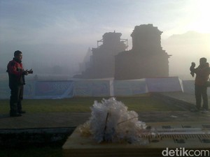 Embun Es Mulai Turun di Dieng, Wisatawan Diimbau Berjaket Tebal