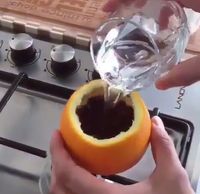 Kopi dalam jeruk diseduh dengan air panas.