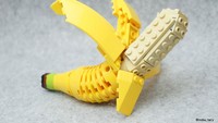 Selain karakter Star Wars dan Transformers, buah pisang ternyata dapat disusun dari Lego.