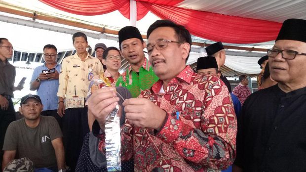 Djarot juga mencoba membuat ornamen kembang kelapa khas Betawi.