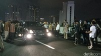 Menggunakan mobil dinas, Djarot ditemani sang istri Happy Farida menyusuri Simpang Susun Semanggi dalam open traffic malam ini. 