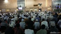 Massa aksi 287 melaksanakan salat Jumat di Masjid Istiqlal (Foto: Kanavino Ahmad Rizqo/detikcom)