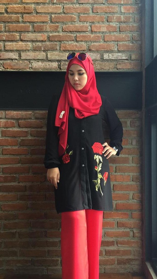 Begini penampilan Ratu Annisa dalam busana merah-hitam. Celana palazzo dipilih agar tidak membentuk tubuh. Begitu pula dengan kemeja longgar dengan gambar Mawar yang memberikan kesan misterius.  Foto: Dok. Instagram @queen.annisa