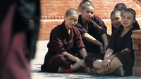 Layaknya latihan, para biksuni juga diberi waktu untuk istirahat usai latihan Kung Fu (AFP)