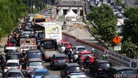 Arus lalu lintas yang mengarah ke perempatan Pancoran macet, Jumat (28/7/2017).