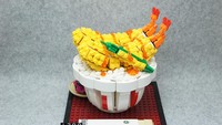 Memakai akun nobu_tary di Flickr dan Twitter, ia mengunggah foto tendon tempura. Lego dibentuk jadi mangkuk, nasi, tempura udang sekaligus sumpit! Kreasi ini mendapat juara pertama dalam kontes Logo.