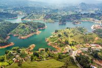 Panorama alam Guatape, tak jauh dari Medellin (Thinkstock)