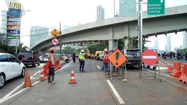 Di pintu Barat Simpang Susun Semanggi, suasana lebih ramai. Kendaraan pekerja proyek hingga alat berat terparkir di sisi jalan.