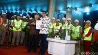 Menteri PUPR Basuki Hadimuljono menyerahkan Sertifikat Laik Fungsi (SLF) Simpang Susun Semanggi kepada Djarot.