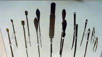 Satu set peralatan operasi terbuat dari perunggu yang dipakai oleh para dokter di zaman romawi kuno. (Foto: University at Buffalo)