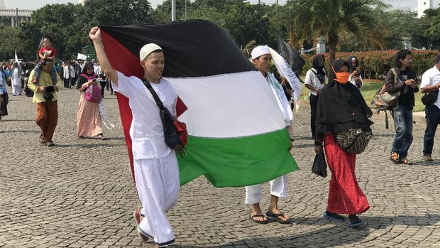 Massa 287 berjalan kaki melintasi Monas menuju Patung Kuda.