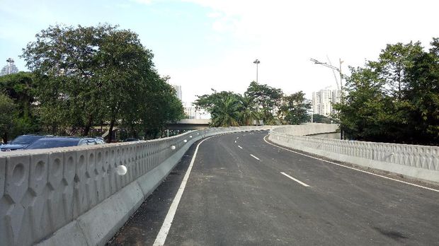 Pembangunan proyek Simpang Susun Semanggi sudah 100 persen rampung dan memakan dana Rp 300 miliar.