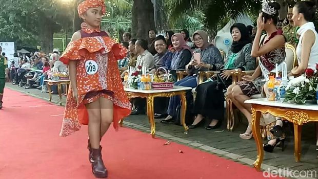 Banyuwangi Batik On Pedestrian Manfaatkan Trotoar Sebagai Catwalk