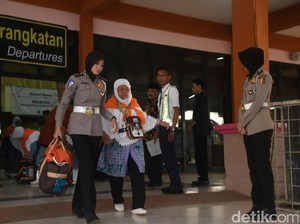 Polwan Berhijab Bantu Angkat Barang Bawaan Calon Jemaah Haji