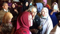 Sekedar informasi, Otoritas Jasa Keuangan (OJK) telah menghentikan kegiatan penghimpunan dana untuk paket promo umrah Rp 14,3 juta yang diberikan First Travel satu minggu yang lalu.