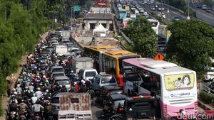 Ngeriiii! Macet Akibat Proyek Flyover Pancoran