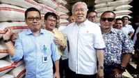 Menteri Perdagangan, Enggartiasto Lukita, meninjau Pasar Induk Beras Cipinang (PIBC), Jakarta, Jumat (28/7/2017).