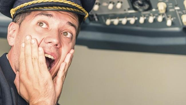 Kisah Pilot Buka Baju Sepanjang Penerbangan, Ngapain Sih?