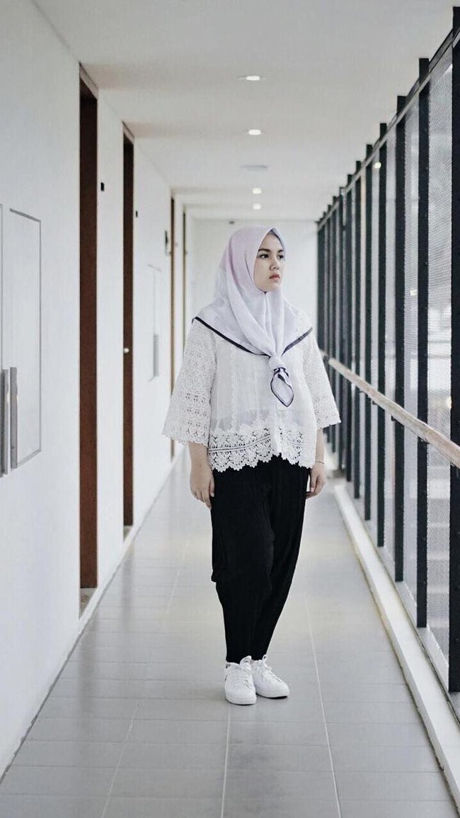 Penampilan Ratu Annisa setelah berhijab tampak cantik dan senang menerapkan gaya hijab simpel. Seperti perpaduan gaya monokrom yang diterapkan wanita 32 tahun ini. Selain serial Angling Dharma, Ratu Annisa sering tampil di sinetron kolosal. Foto: Dok. Instagram @queen.annisa