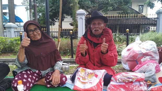 Bupati Purwakarta Borong Bendera yang Dijual Pasutri Lansia di Bandung