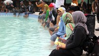 Traveler pun banyak yang ke sini untuk sekadar merendam kaki di air hangat. Lokasi pemandian ini berada di dalam komplek Taman Wisata Alam (TWA) Gunung Papandayan, tepatnya di Kecamatan Cisurupan, Garut (Hakim Ghani/detikTravel)