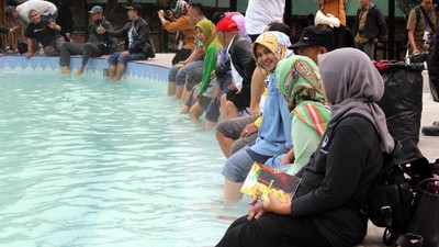 Foto: Akhir Pekan, Rileks Dulu di Pemandian Air Panas Garut