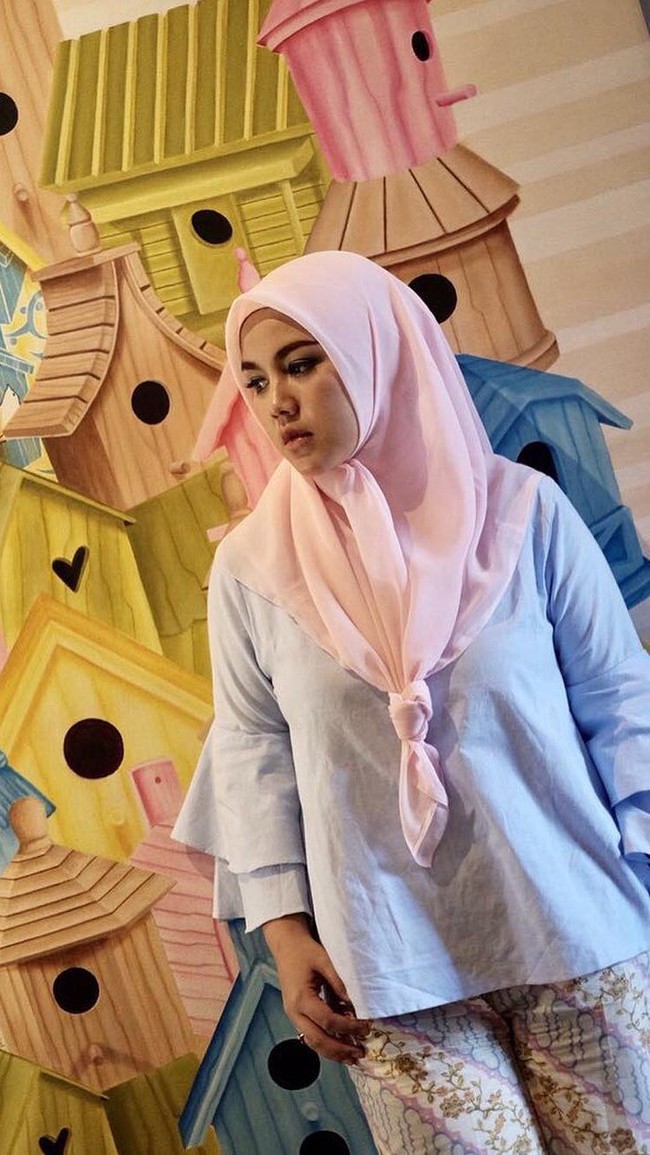 Kali ini Ratu Annisa menuangkan konsep busana pastel. Di luar Angling Dharma, Ratu Annisa juga pernah bermain di sinetron Misteri Gunung Merapi 3, Jurus Halilintar, serta Di Antara Dua Pilihan. Foto: Dok. Instagram @queen.annisa