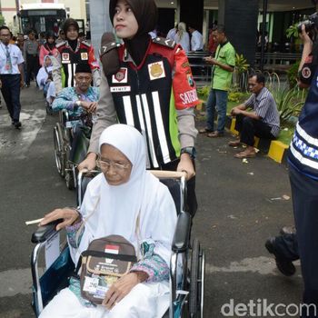 Polisi bantu calon jemaah haji di Asrama Haji Sukolilo/