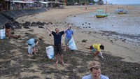 Melakukan hal yang bermanfaat untuk orang lain juga adalah salah satu cara untuk mengalihkan stres yang dialami. Contohnya sambil berjalan di tepi pantai dan mengambil sampah-sampah yang berserakan, membantu orang tua menyebrang jalan, atau hal lain yang bermanfaat untuk orang lain. Foto: (dok Trash Hero Sanur)