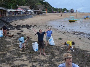 Cerita Bule Bersihin Sampah di Bali: Dibilang Gila