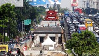 Pembangunan flyover ini mengakibatkan penyempitan jalan.