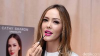 Cathy diketahui sedang sibuk dengan menurus bisnis kosmetik terbarunya yang diberi nama Cathy Sharon Urban Lips. Pool/Noel/detikFoto.