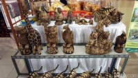 Aneka kerajinan tangan dipameran.
