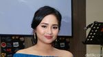 Manisnya Gita Gutawa dengan Blue Dress