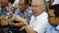 Sebelum meninjau sejumlah kios dan toko beras yang ada di lokasi, Enggar melakukan pertemuan tertutup di dalam kantor Food Station Tjipinang Jaya yang berada di PCIB.