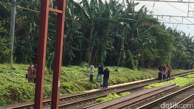 Warga Tambun Heboh Lihat Uji Coba KRL Jakarta-Cikarang