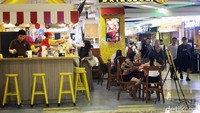 Sebuah restoran ramai pengunjung.