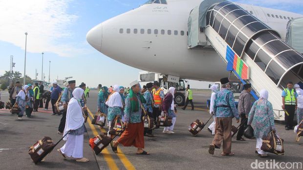 Calon jemaah haji kloter pertama berangkat dari Bandara Juanda/
