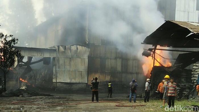 5 Jam Terbakar, Api di Pabrik Karbon Belum Bisa Dipadamkan