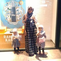 Ratu Annisa tampil dengan dress kotak-kotak serasi seperti kedua putrinya. Pilihan kerudung abu-abu polos membuat penampilan lebih netral. Foto: Dok. Instagram @queen.annisa