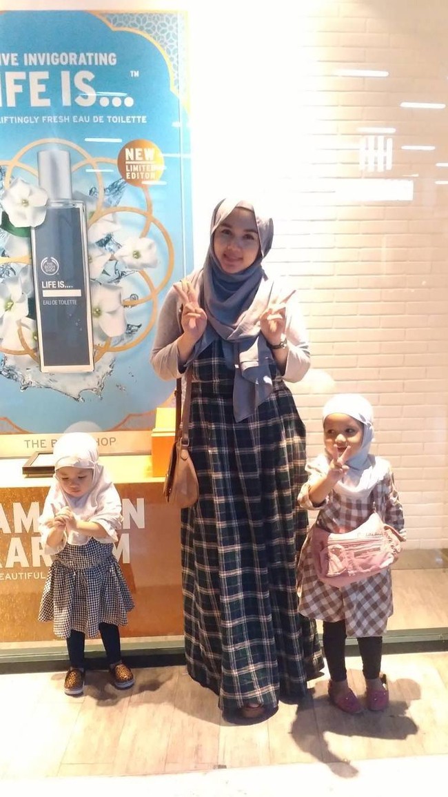 Ratu Annisa tampil dengan dress kotak-kotak serasi seperti kedua putrinya. Pilihan kerudung abu-abu polos membuat penampilan lebih netral. Foto: Dok. Instagram @queen.annisa