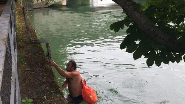 Pria Ini Berenang ke Kantor Setiap Hari Demi Menghindari Kemacetan