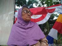 Pasutri Lansia Penjual Bendera Terpaksa Tidur di Tenda Pinggir Jalan
