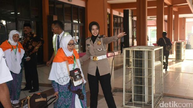 Polwan Berhijab Bantu Angkat Barang Bawaan Calon Jemaah Haji