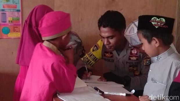 Brigadir Saleh membangun SD untuk anak-anak petani di Bombana, Sultra.