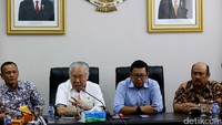 Di dalam ruangan, Enggar didampingi oleh Dirjen Perdagangan Dalam Negeri, Kementerian Perdagangan, Tjahya Widayanti.