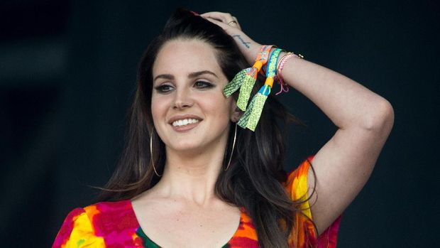 Lana Del Rey Disebut Tunangan dengan Pria Misterius