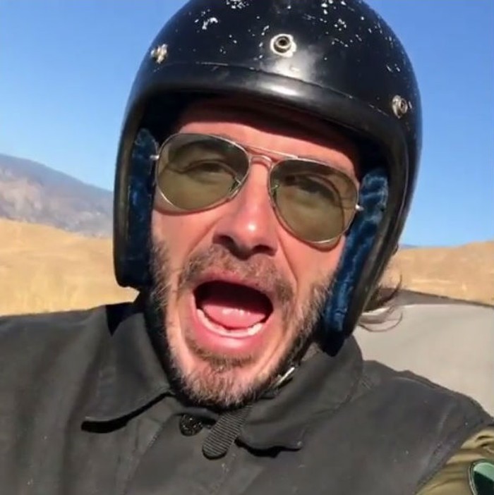 Nikmati Jalanan Luar Kota, David Beckham Naik Moge Sambil Selfie