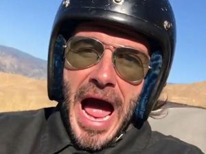 Nikmati Jalanan Luar Kota, David Beckham Naik Moge Sambil Selfie
